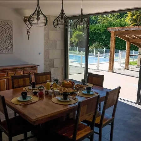 Les Cuves - Saintes Bed & Breakfast