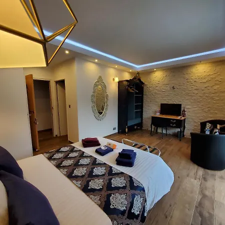 فندق مبيت وإفطار Les Cuves - Saintes 4*