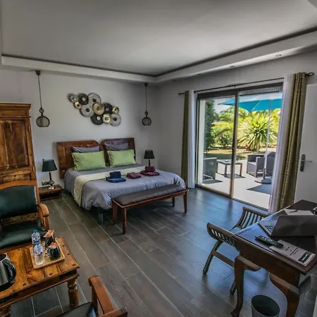 Les Cuves - Saintes Frühstückspension