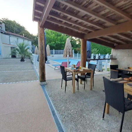 Les Cuves - Saintes Frühstückspension