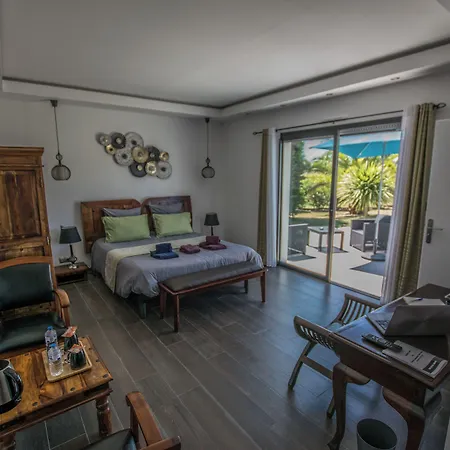 Les Cuves - Saintes Bed & Breakfast