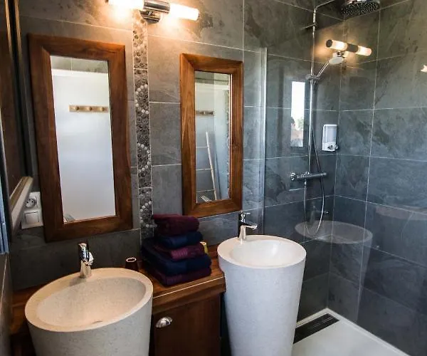 Les Cuves - Saintes Bed and breakfast 4*