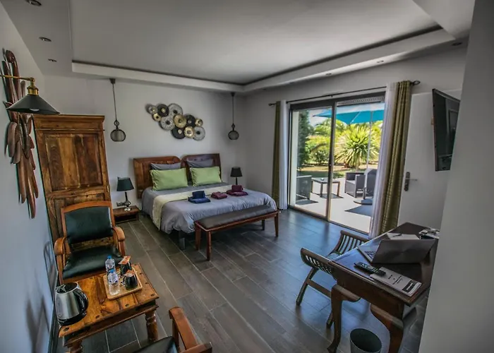 Les Cuves - Saintes Bed and breakfast