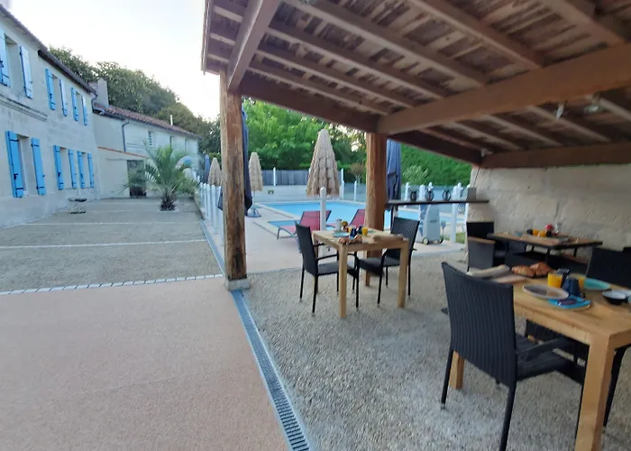 Les Cuves - Saintes Bed and breakfast